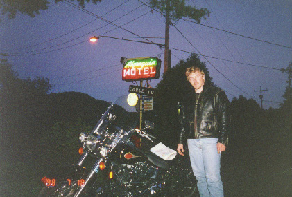 russ at algonquin motel.JPG (71192 bytes)